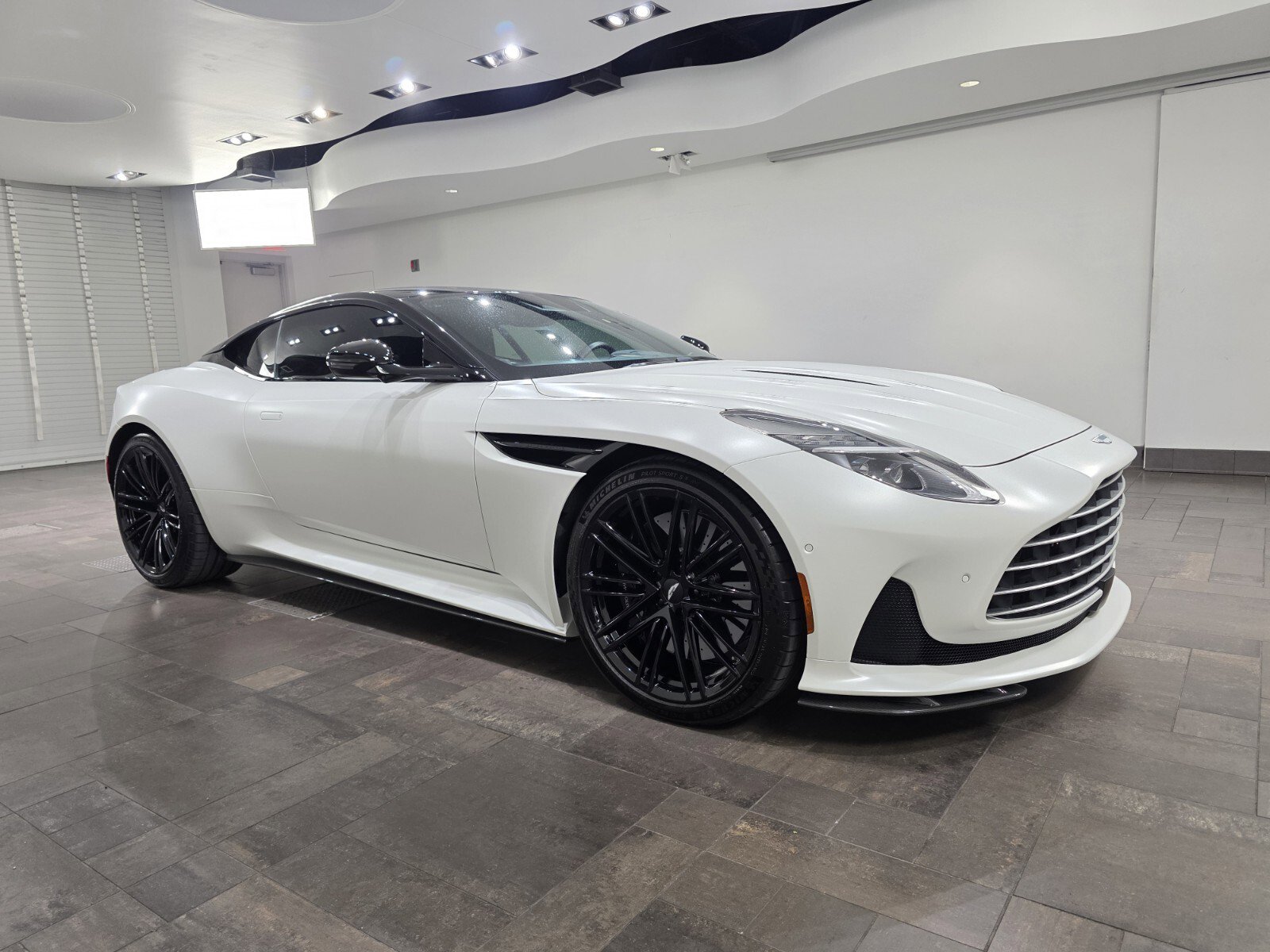 Used 2024 Aston Martin DB12 Coupe RWD image 1