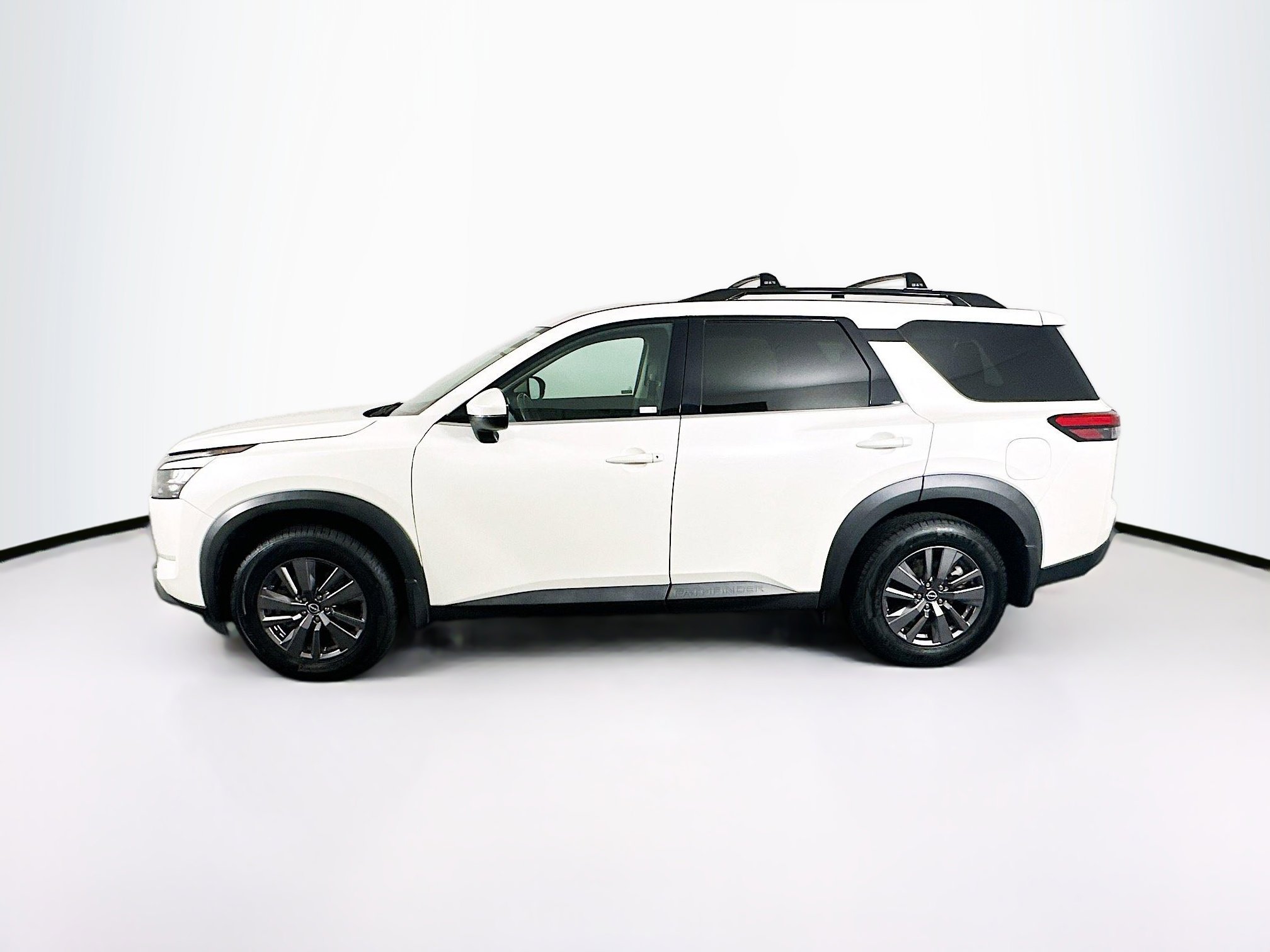 Used 2023 Nissan Pathfinder SV w/ SV Premium Package AWD/4WD image 4