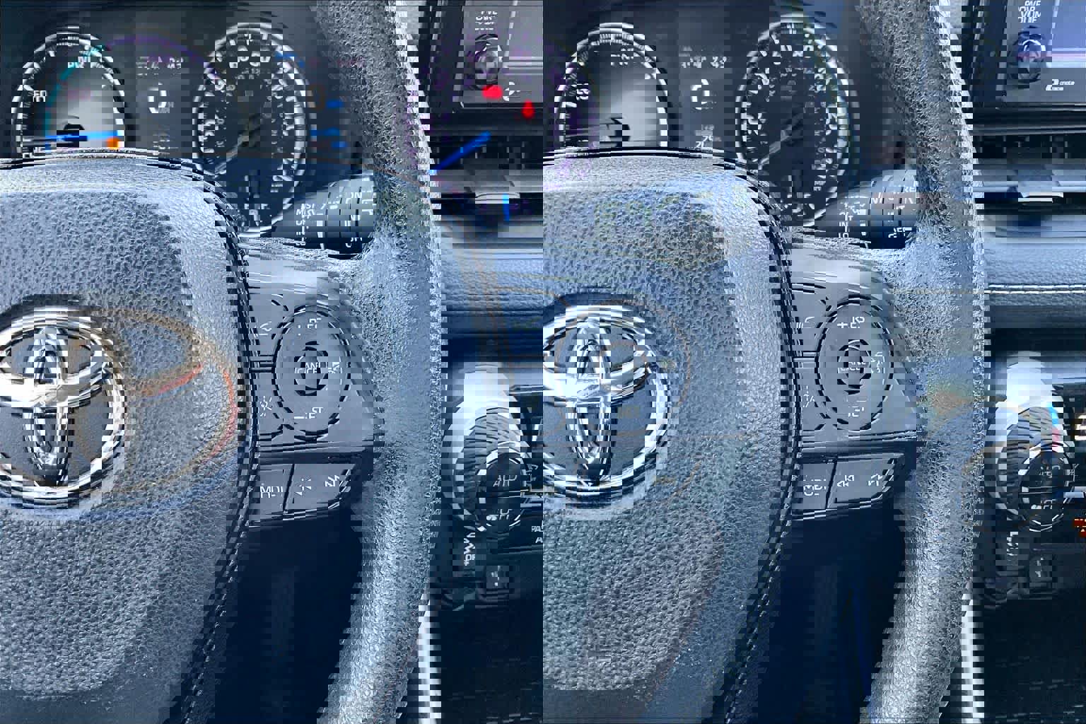 Used 2020 Toyota RAV4 XLE image 25