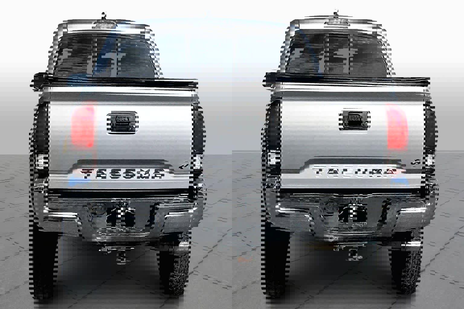 Used 2018 Toyota Tacoma SR5 w/ SR5 Appearance Package (SM) image 5