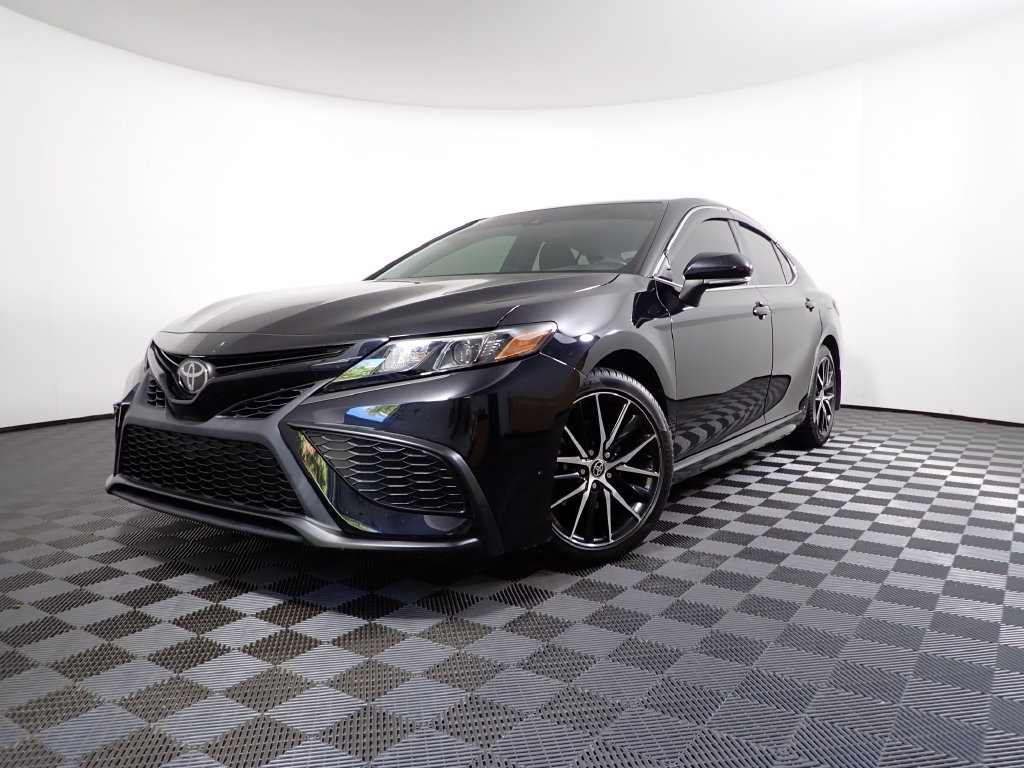Used 2022 Toyota Camry SE w/ Convenience Package FWD image 2