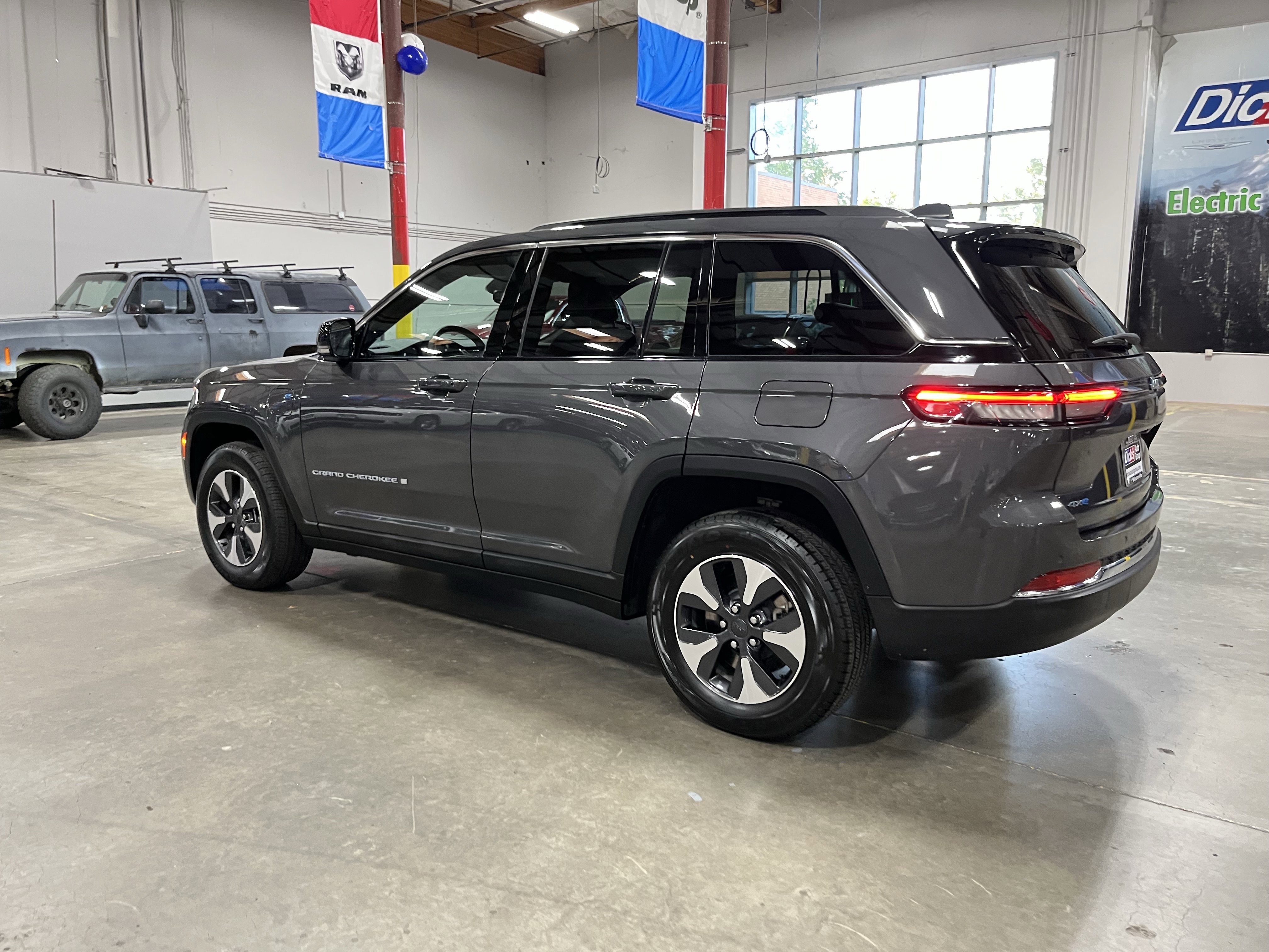 Used 2024 Jeep Grand Cherokee Limited 4xe image 3
