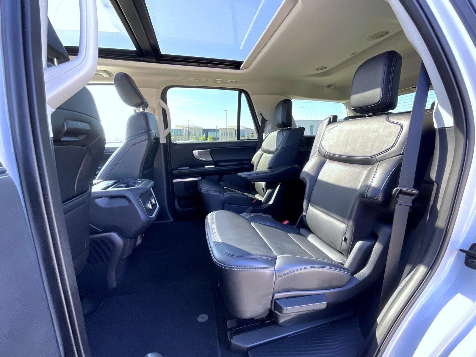 Used 2025 Ford Expedition Platinum AWD/4WD image 19