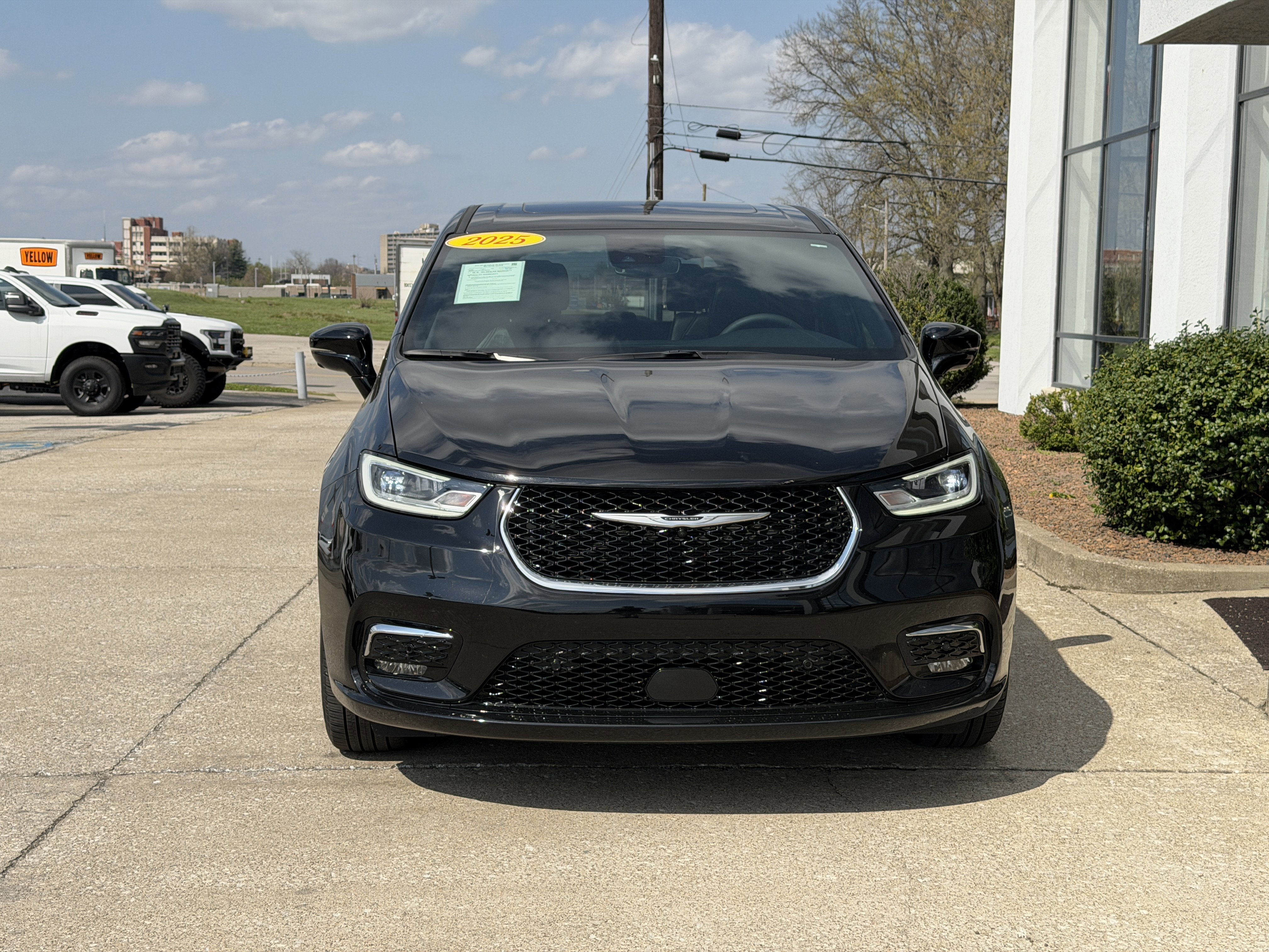 Used 2025 Chrysler Pacifica Select AWD/4WD image 17