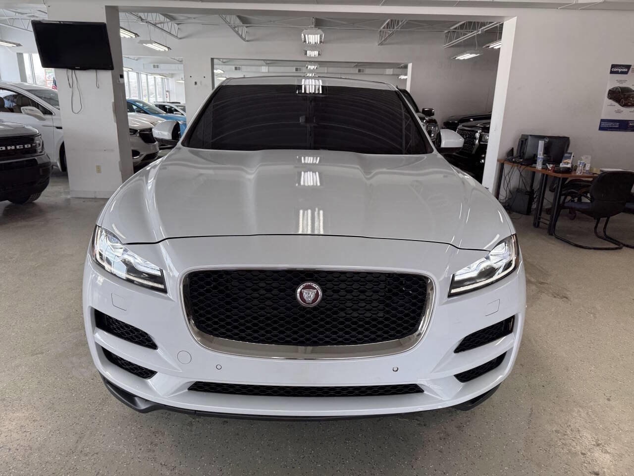 Used 2017 Jaguar F-PACE Prestige image 1