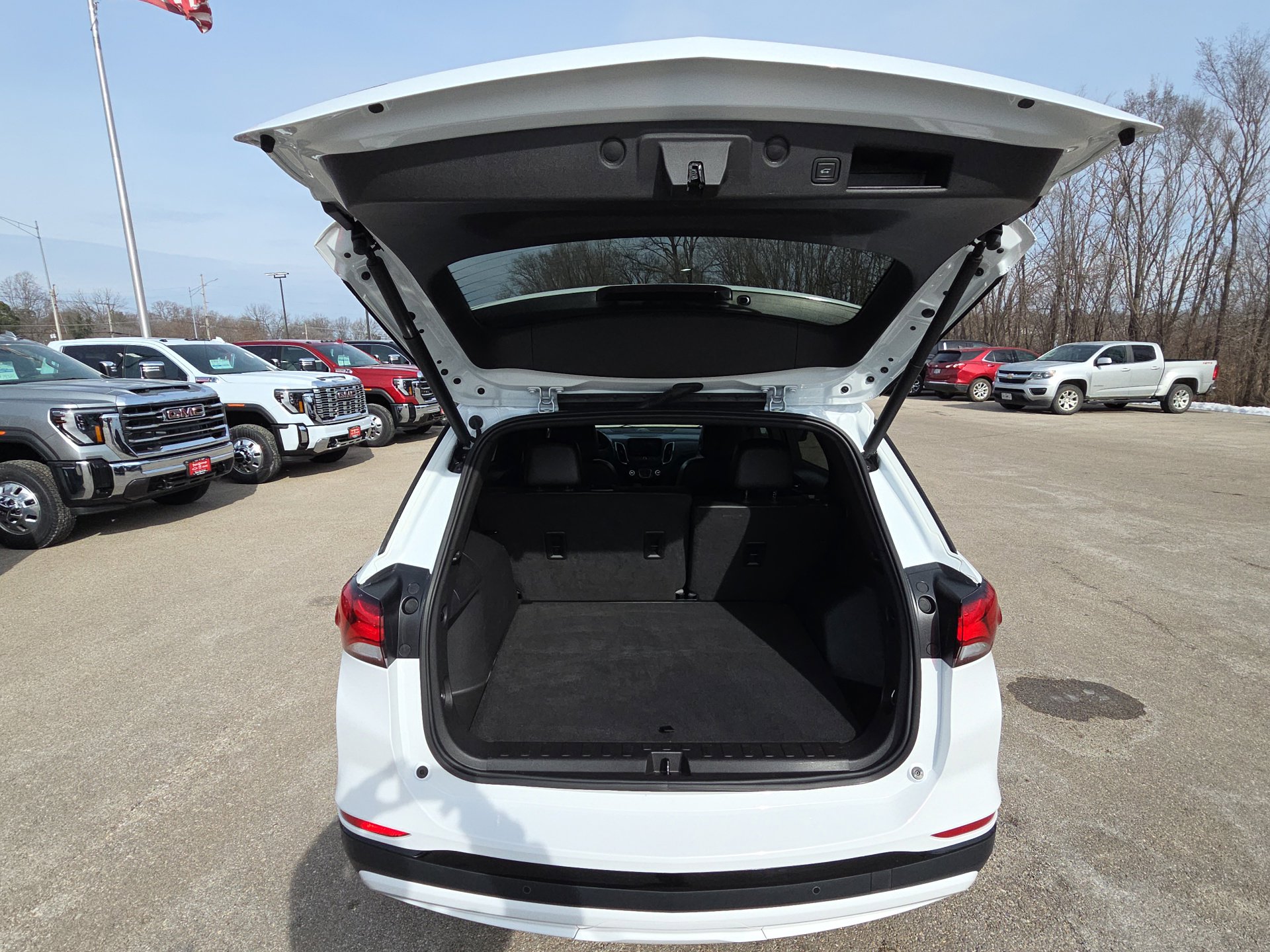 Used 2024 Chevrolet Equinox RS w/ RS Leather Package image 32