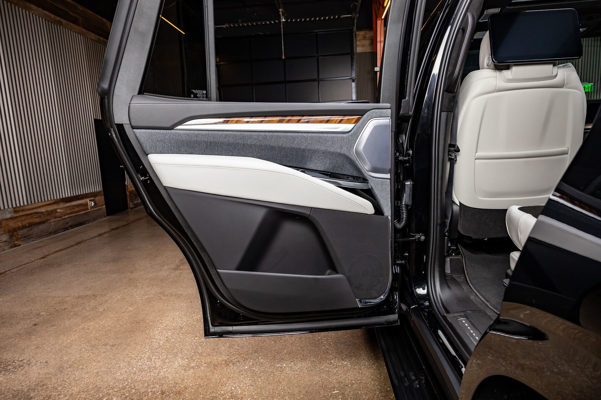 Used 2026 Cadillac Escalade Platinum Sport w/ LPO, ONYX Package image 41