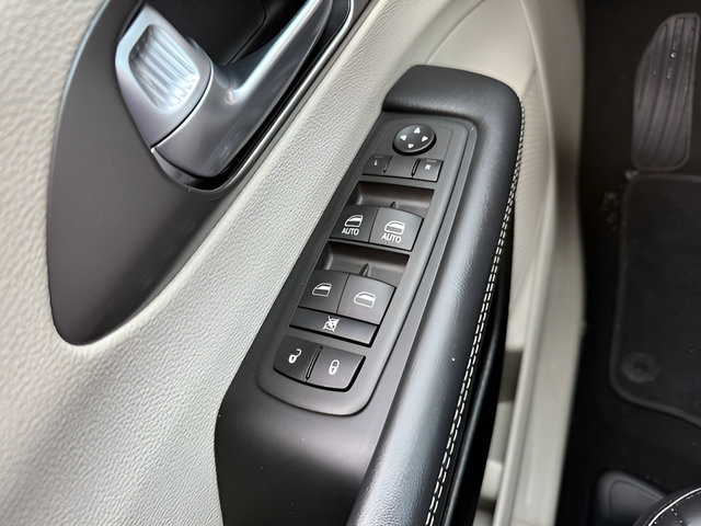 Used 2024 Chrysler Pacifica Touring-L FWD image 21