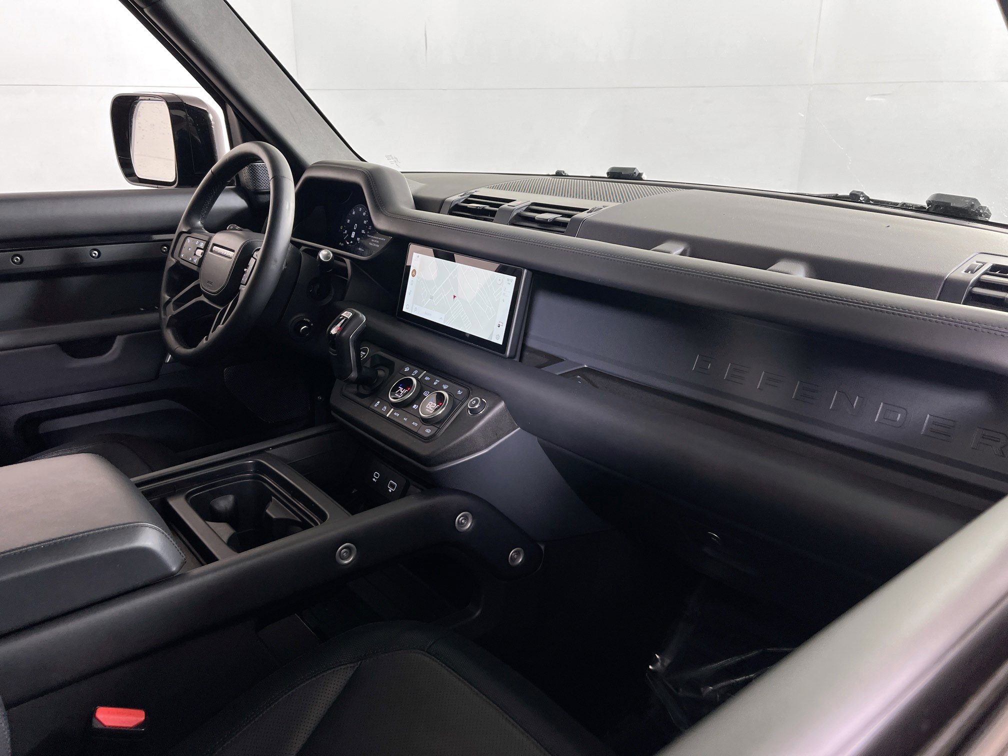 Used 2024 Land Rover Defender 110 X-Dynamic SE image 28