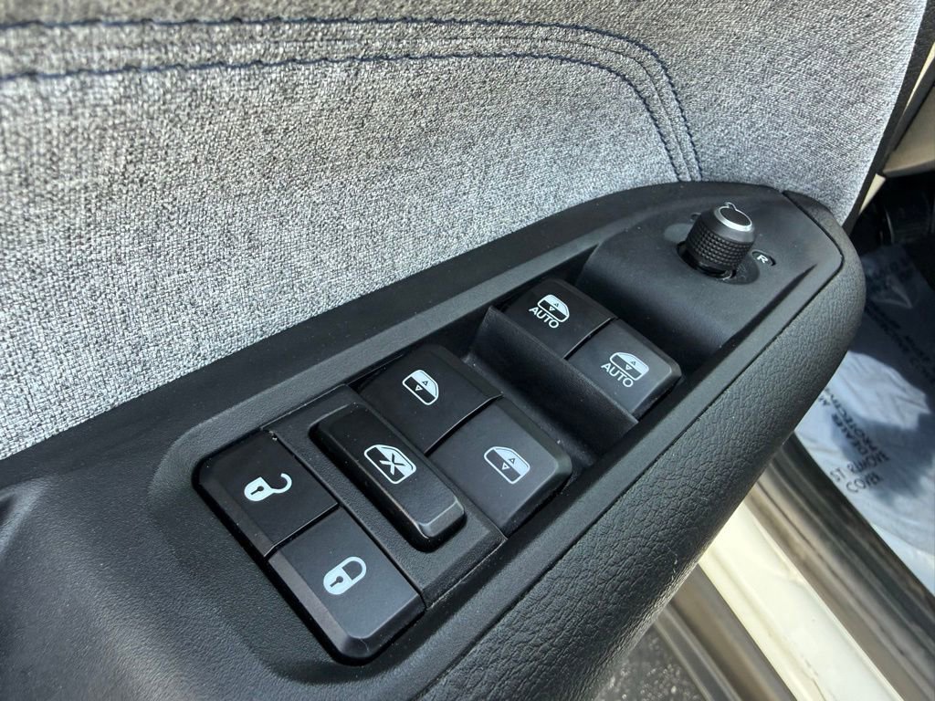 Used 2025 Jeep Compass Latitude image 17