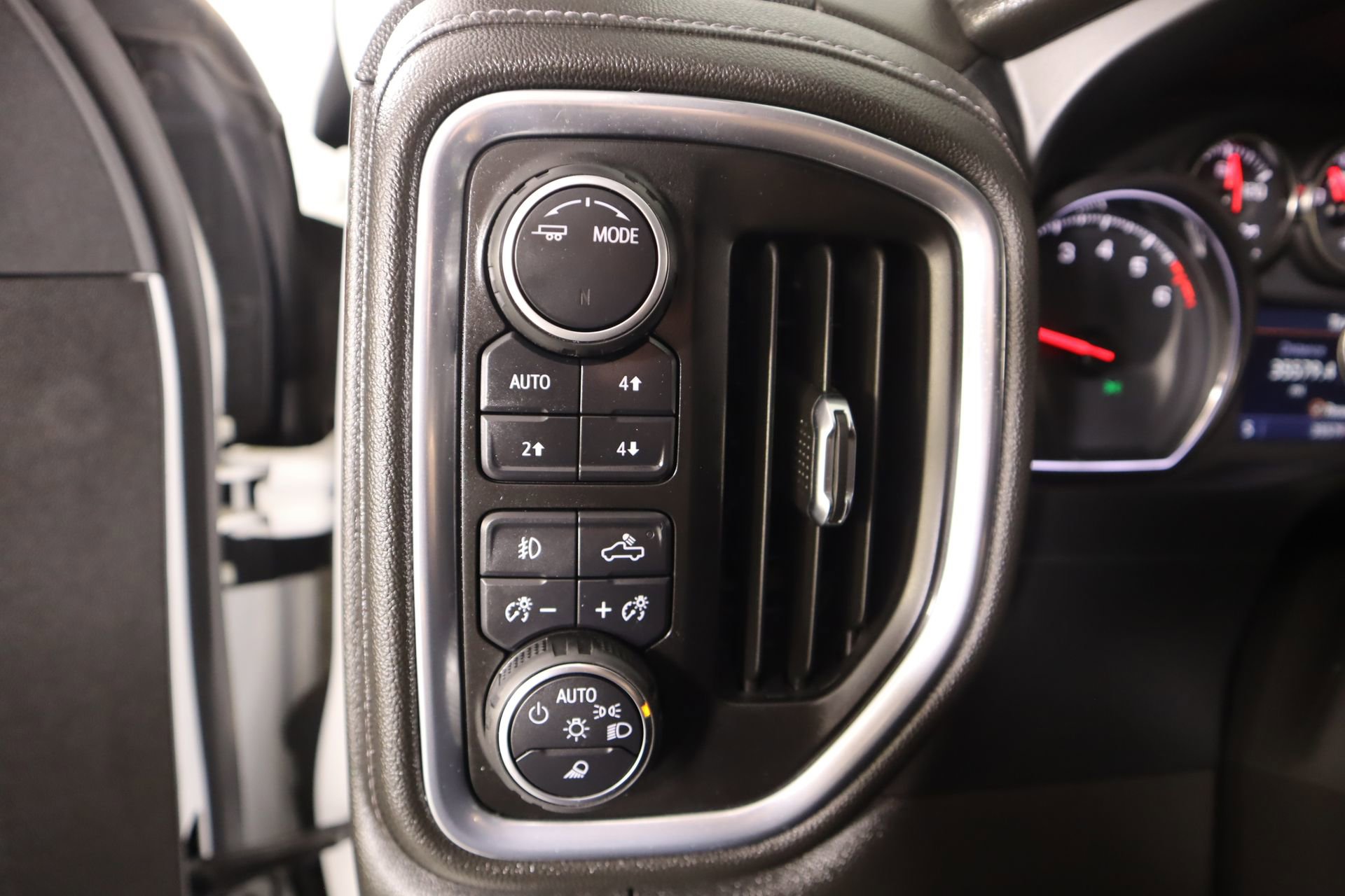 Used 2022 Chevrolet Silverado 1500 LTZ w/ Z71 Off-Road Package image 7