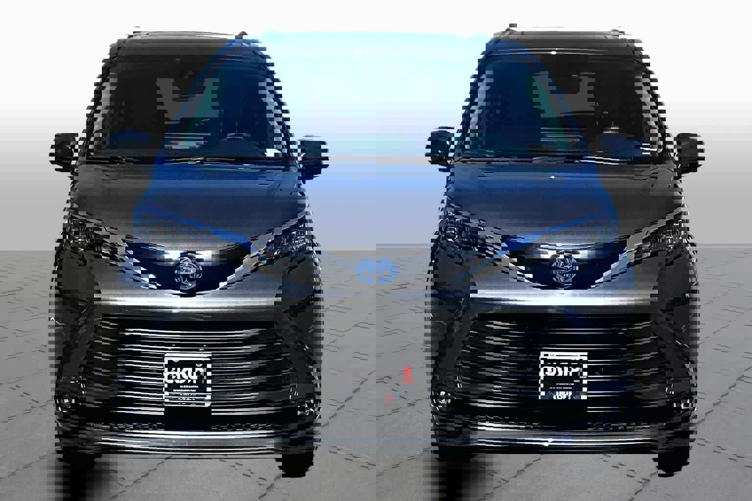 Used 2025 Toyota Sienna XLE w/ XLE Plus Package image 3