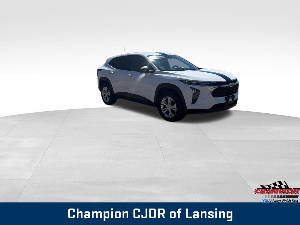 Used 2025 Chevrolet Trax LS w/ Driver Confidence Package image 8