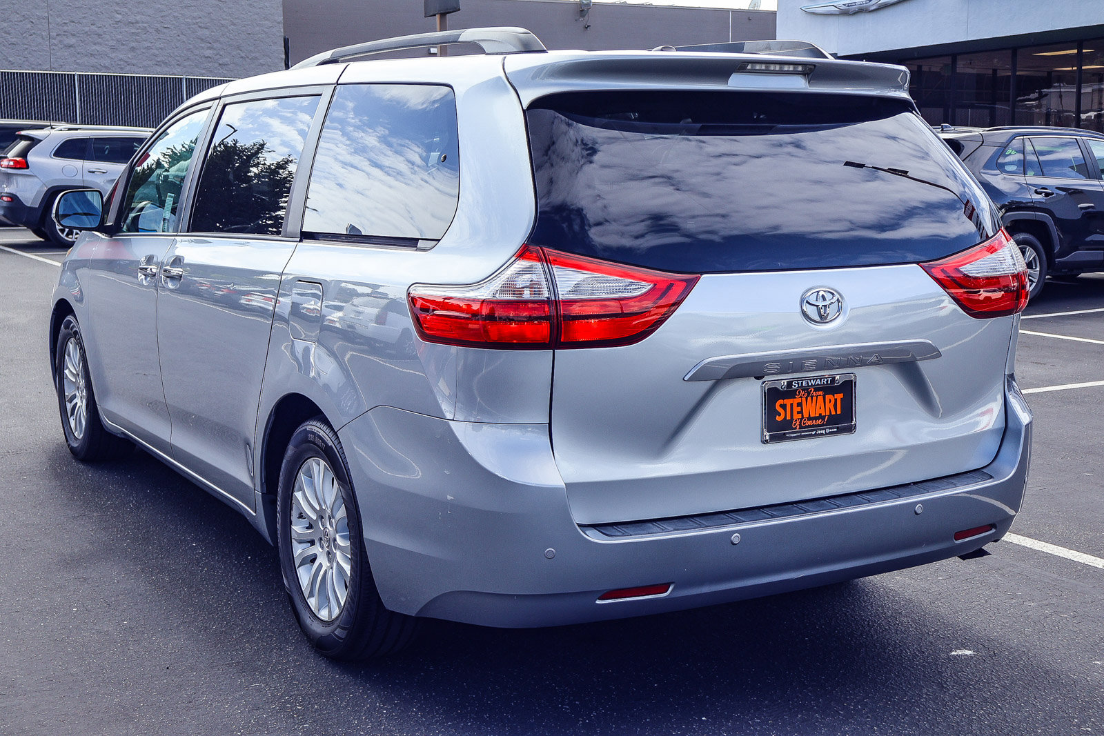 Used 2015 Toyota Sienna XLE Premium FWD image 25