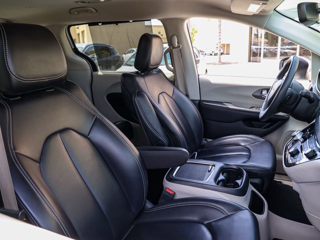 Used 2023 Chrysler Pacifica Touring-L image 20