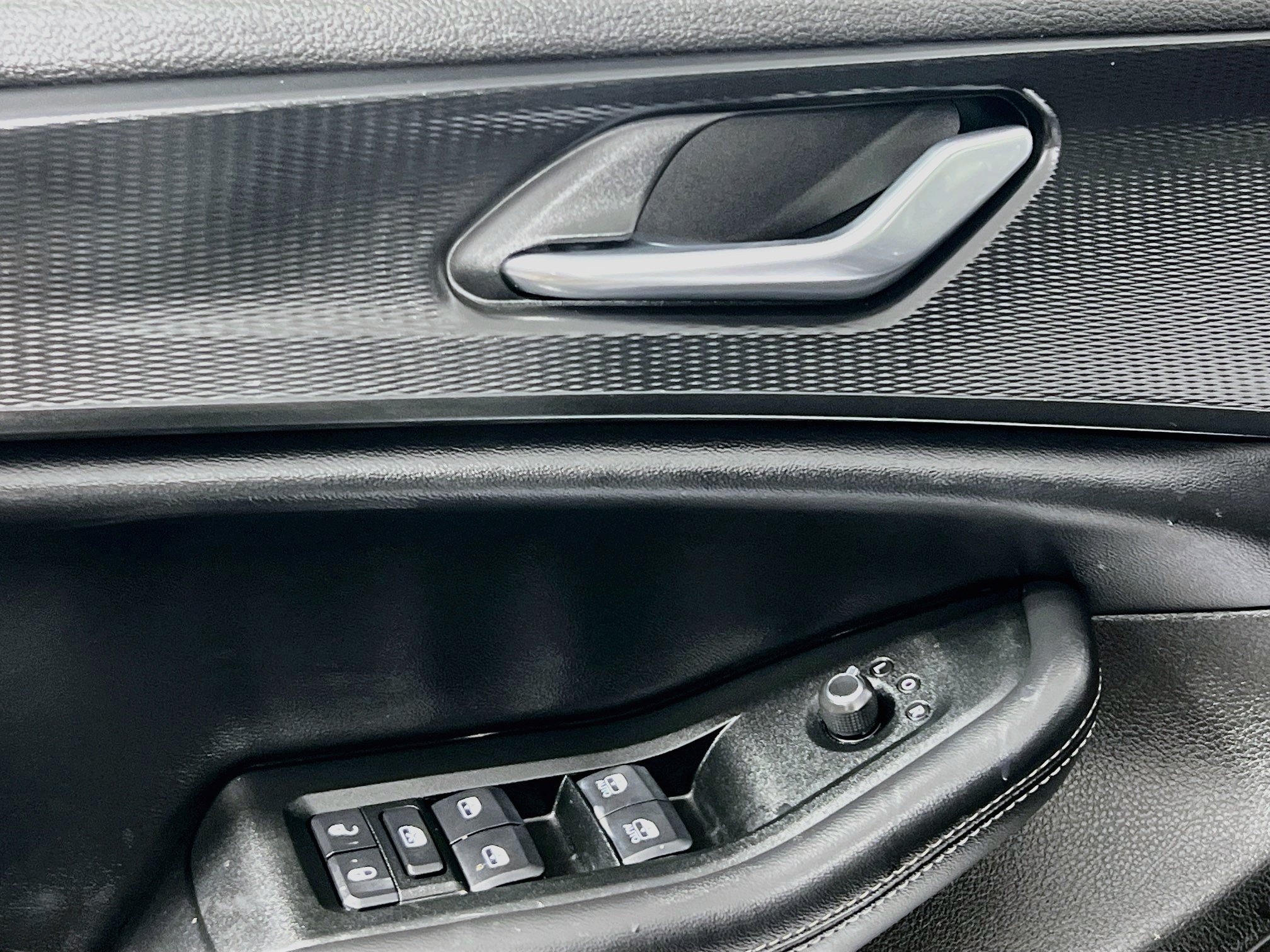 Used 2025 Jeep Grand Cherokee L Laredo RWD image 16