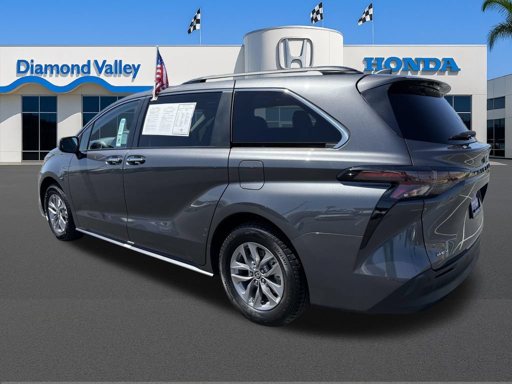 Used 2025 Toyota Sienna XLE FWD image 4