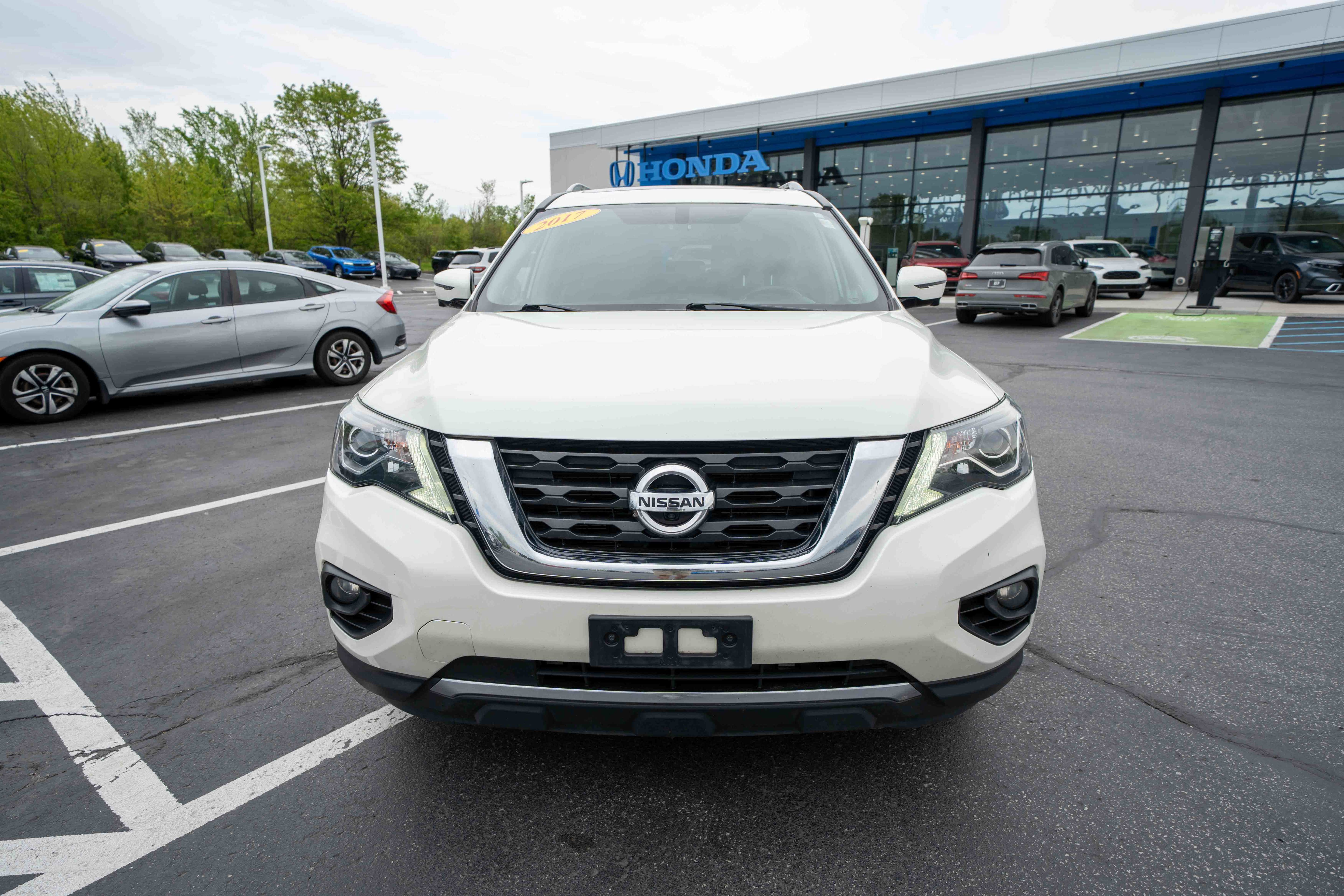 Used 2017 Nissan Pathfinder SL w/ SL Premium Package AWD/4WD image 2