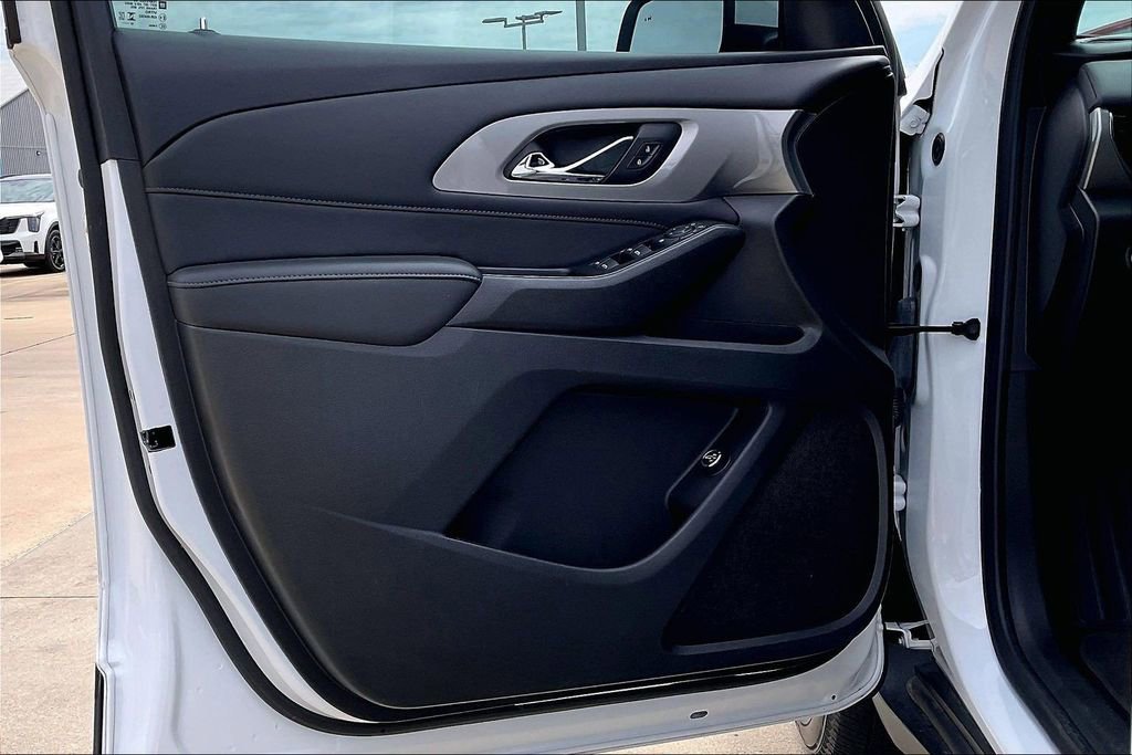 Used 2023 Chevrolet Traverse LT FWD image 23