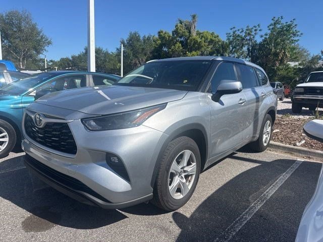 Used 2025 Toyota Highlander LE image 1