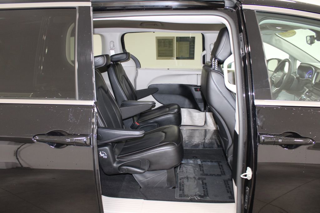 Used 2024 Chrysler Pacifica Touring-L image 32