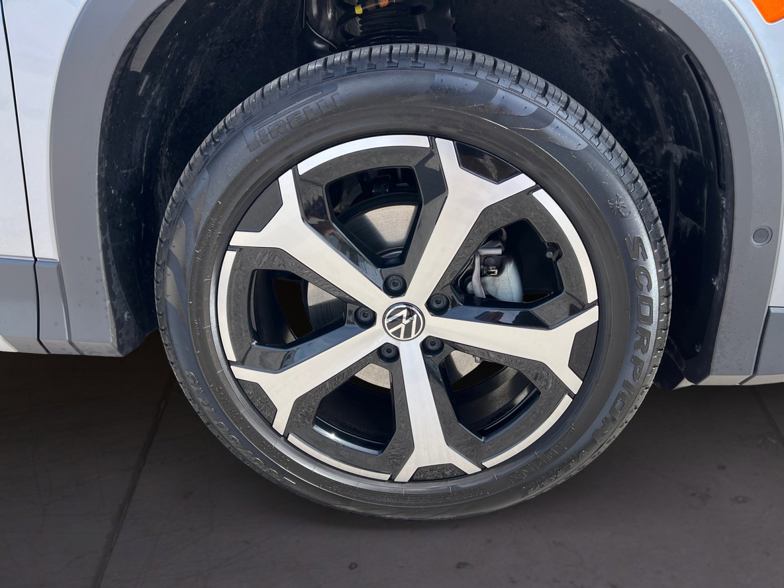 Certified 2025 Volkswagen Tiguan SE FWD image 17