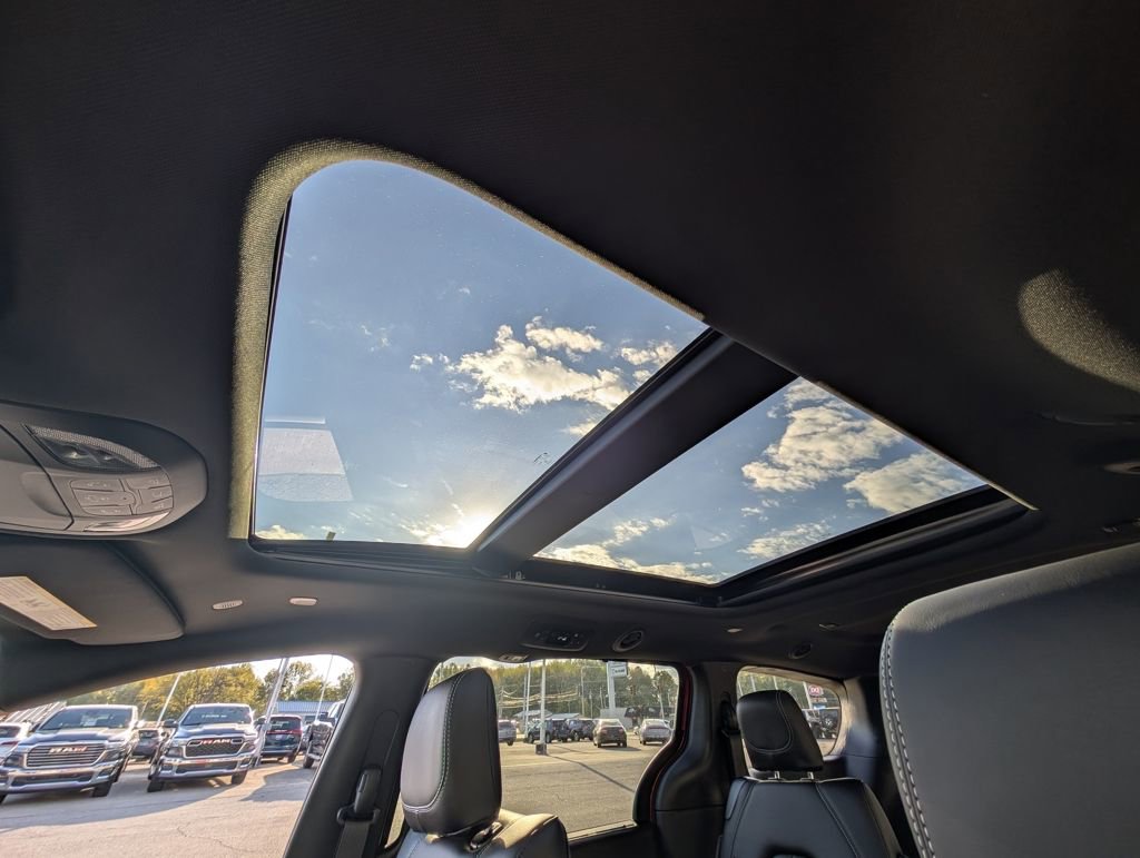 New 2026 Chrysler Pacifica Select image 3