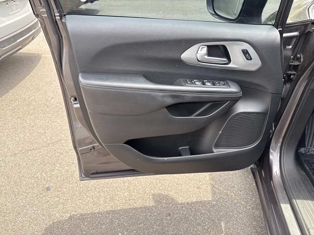 Used 2018 Chrysler Pacifica Limited w/ Advanced Safetytec Group FWD image 13
