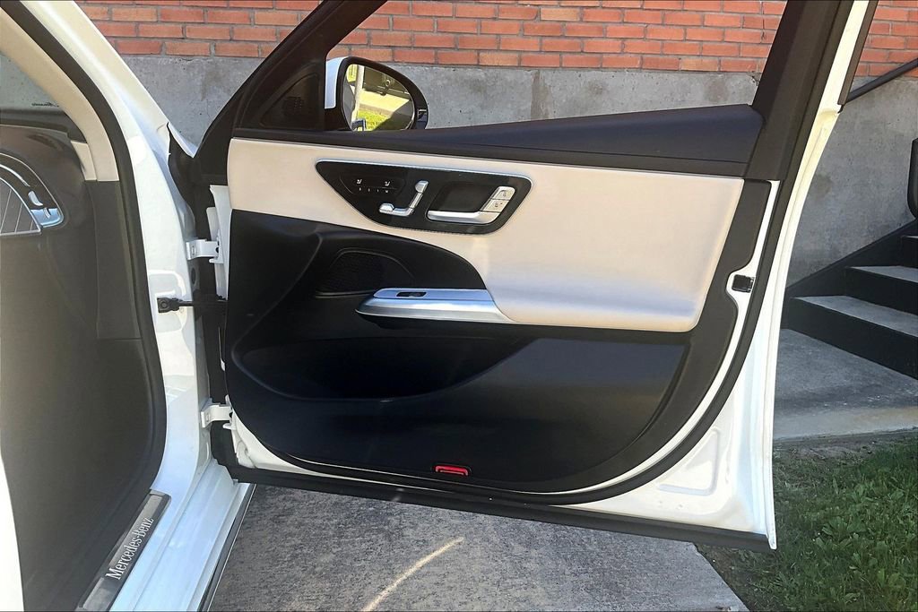 Used 2025 Mercedes-Benz E 350 Sedan image 25