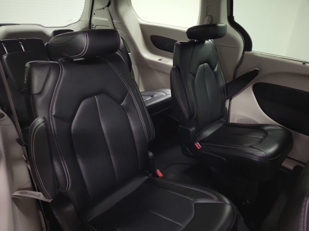 Used 2024 Chrysler Pacifica Touring-L FWD image 22