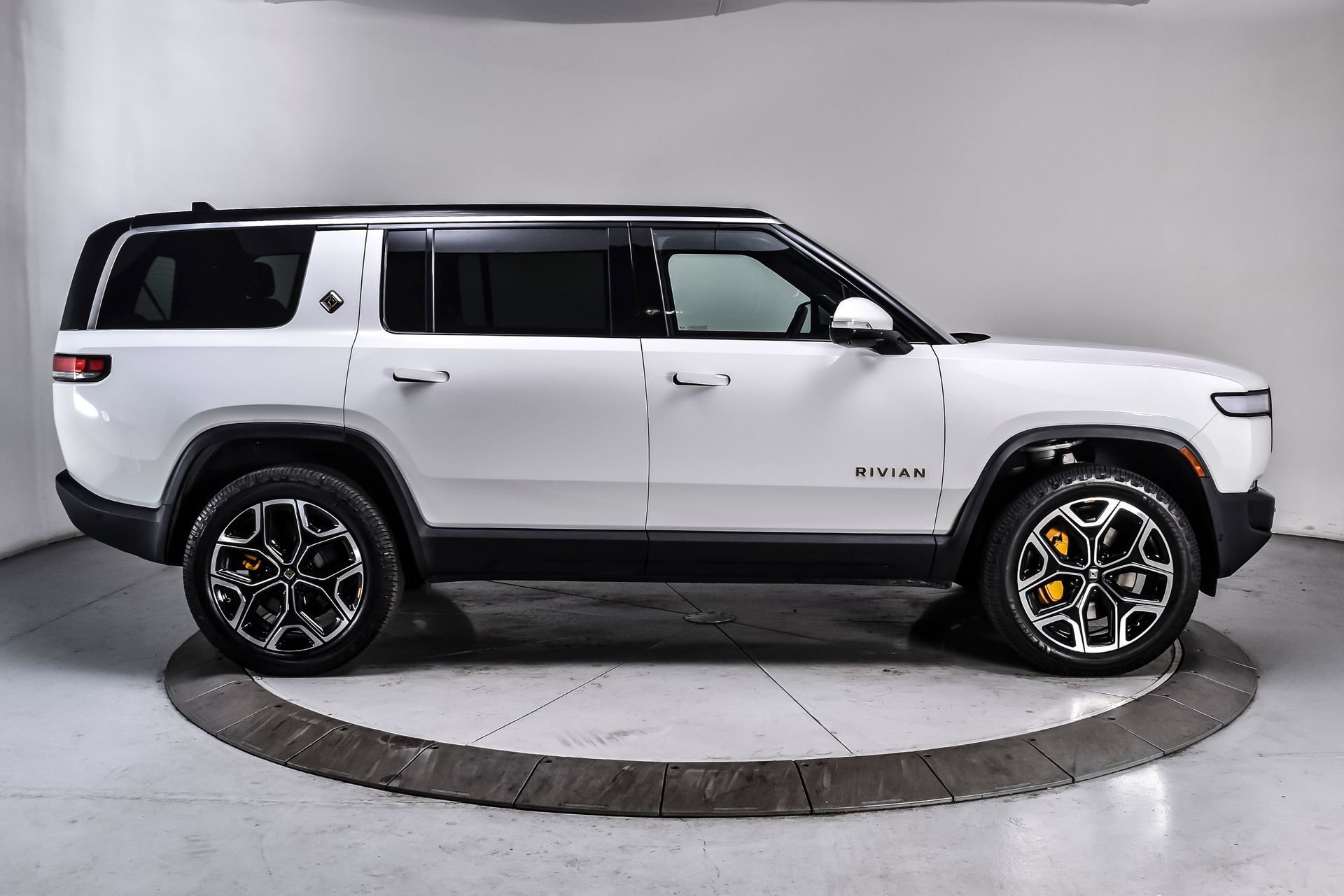 Used 2024 Rivian R1S Adventure AWD/4WD image 7