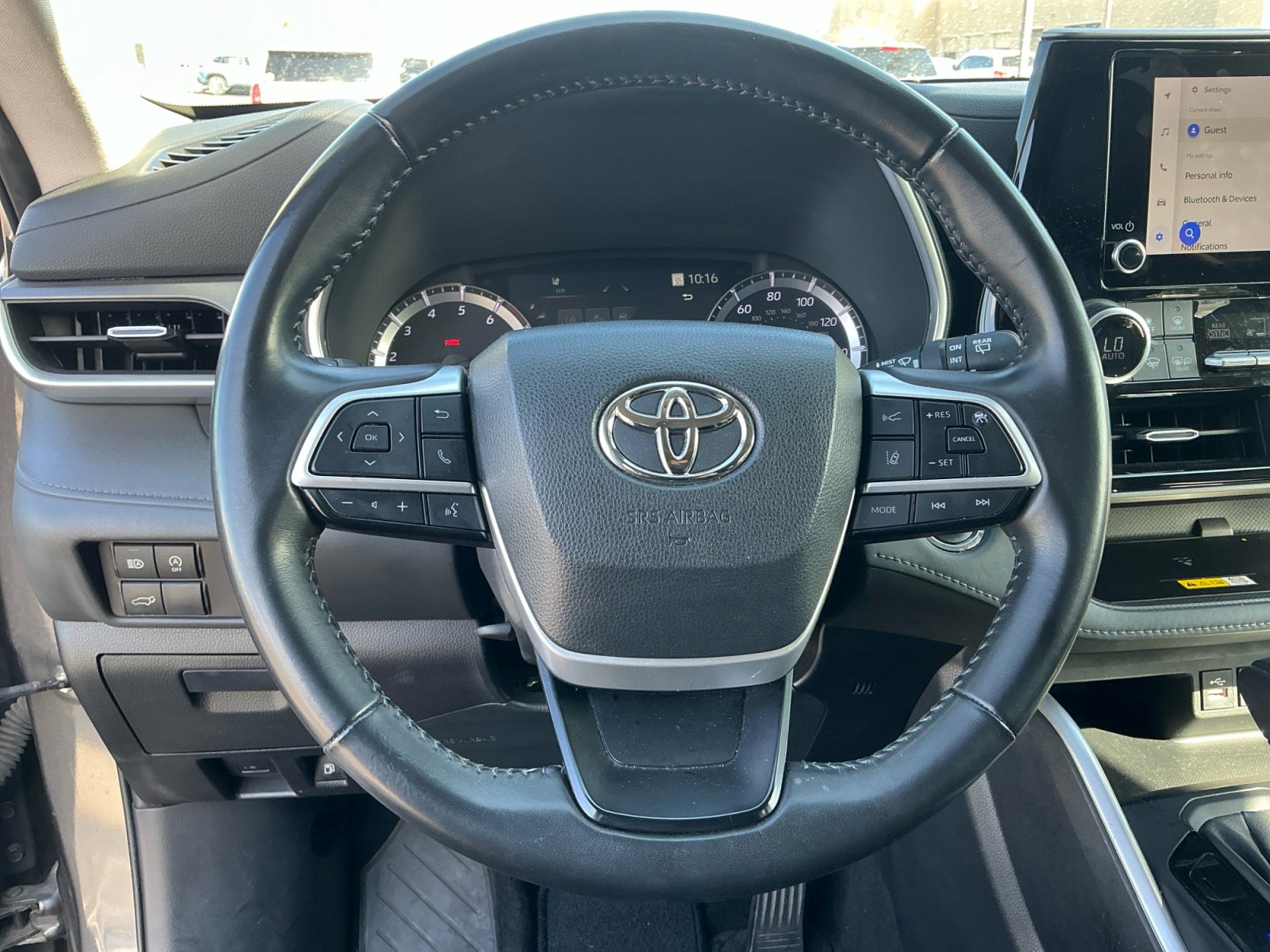 Used 2023 Toyota Highlander XLE image 5