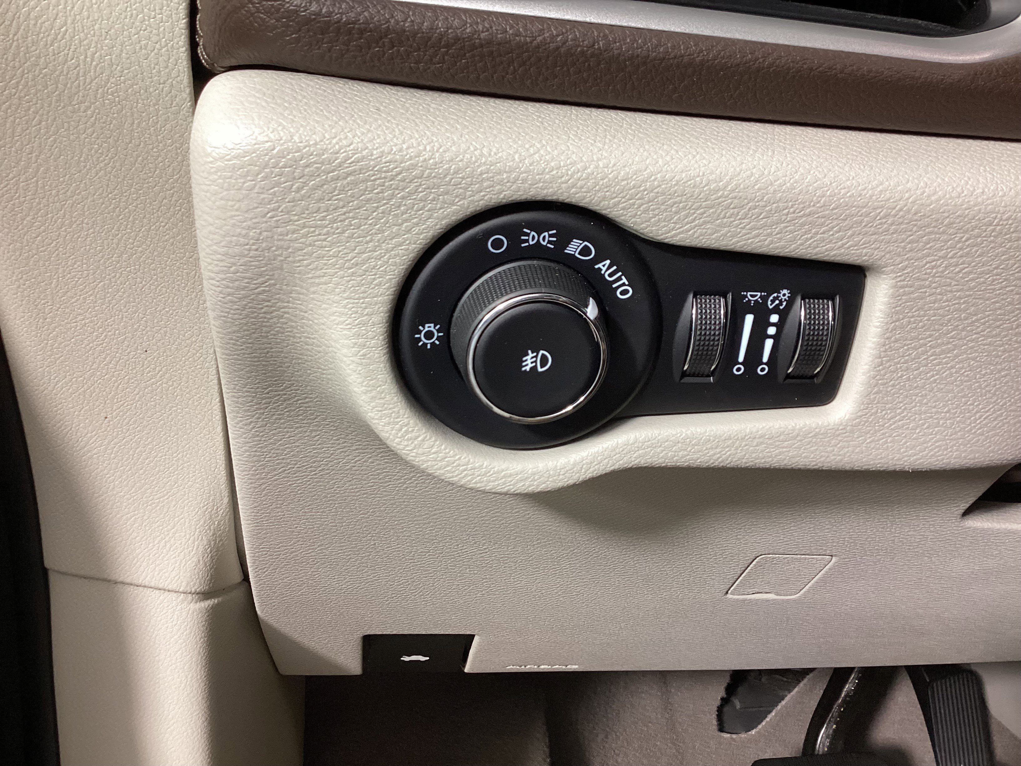 Used 2021 Chrysler Pacifica Touring-L image 23