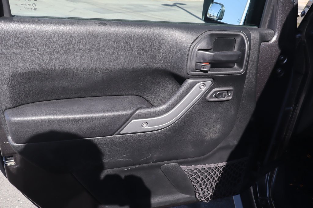 Used 2018 Jeep Wrangler Unlimited Rubicon w/ Connectivity Group AWD/4WD image 22