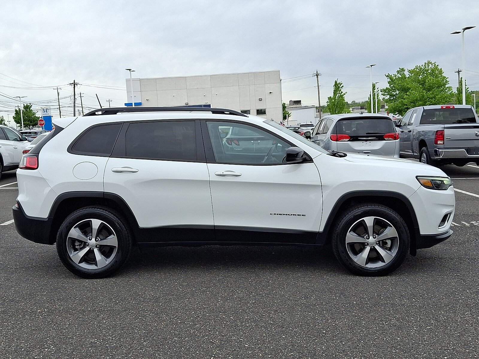 Used 2022 Jeep Cherokee Limited AWD/4WD image 7