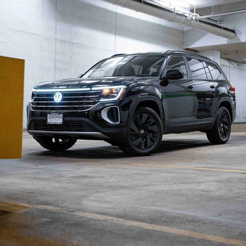 New 2026 Volkswagen Atlas SE w/ Black Wheel Package