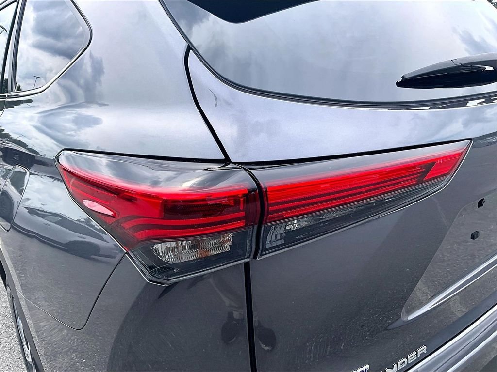 Used 2023 Toyota Highlander XLE AWD/4WD image 35