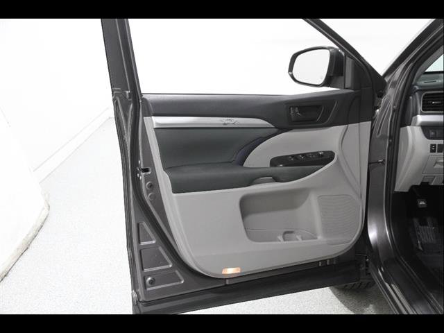 Used 2019 Toyota Highlander LE AWD/4WD image 4