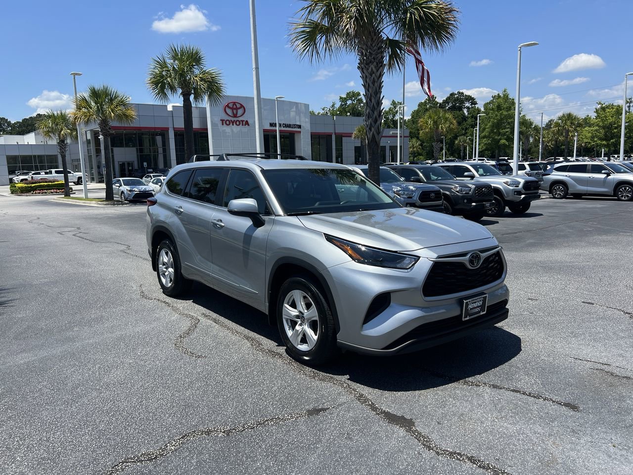 Used 2023 Toyota Highlander L AWD/4WD image 2