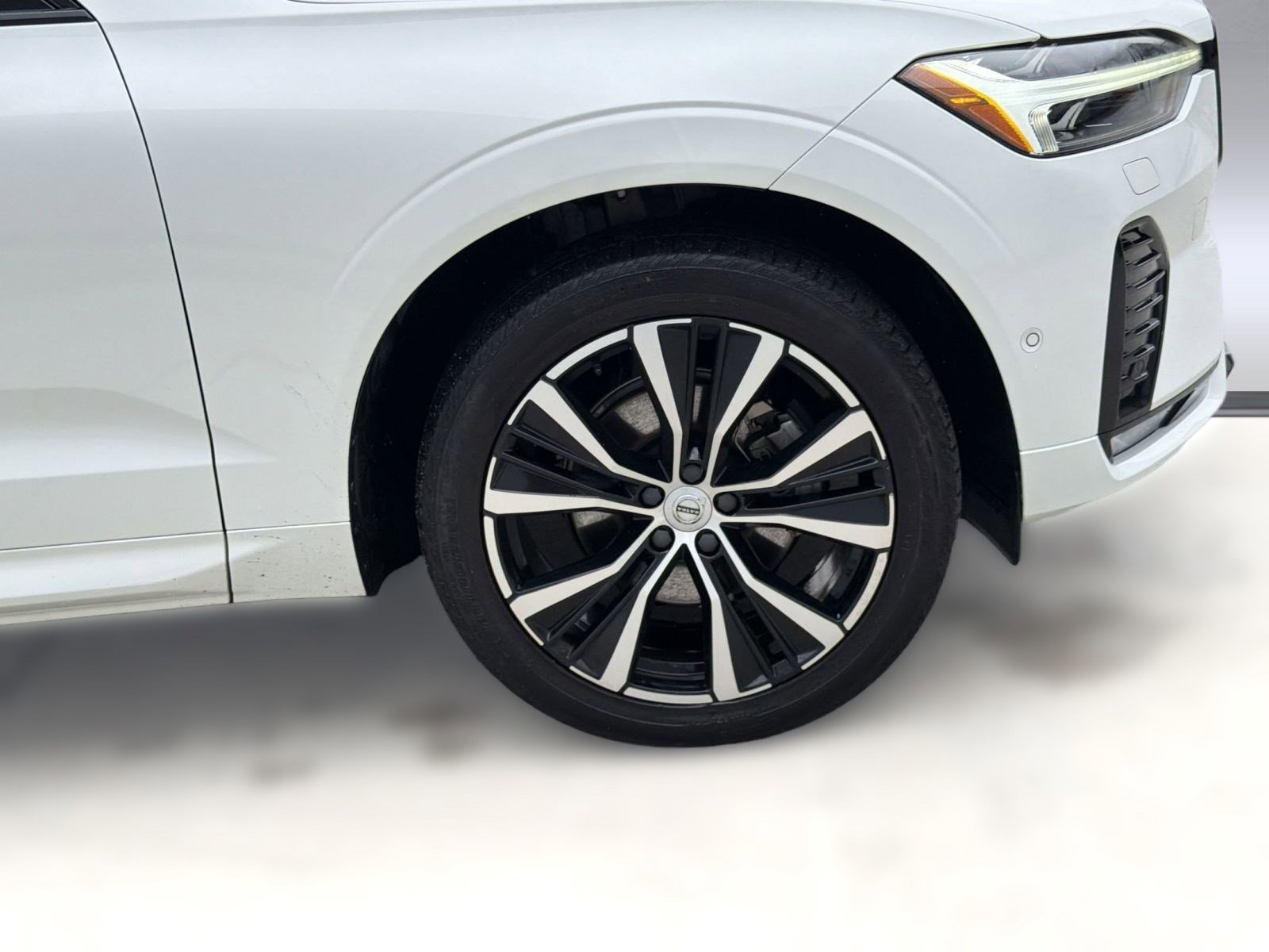 Used 2023 Volvo XC60 B5 Plus w/ Protection Package Premier AWD/4WD image 11