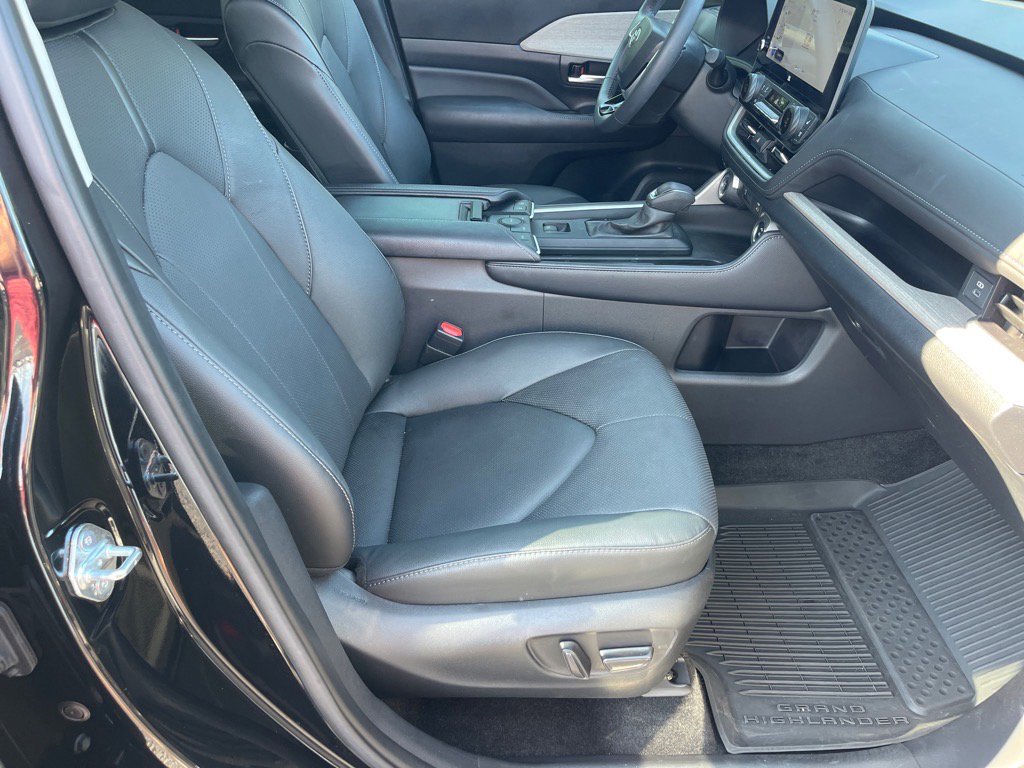 Used 2024 Toyota Grand Highlander Limited image 19