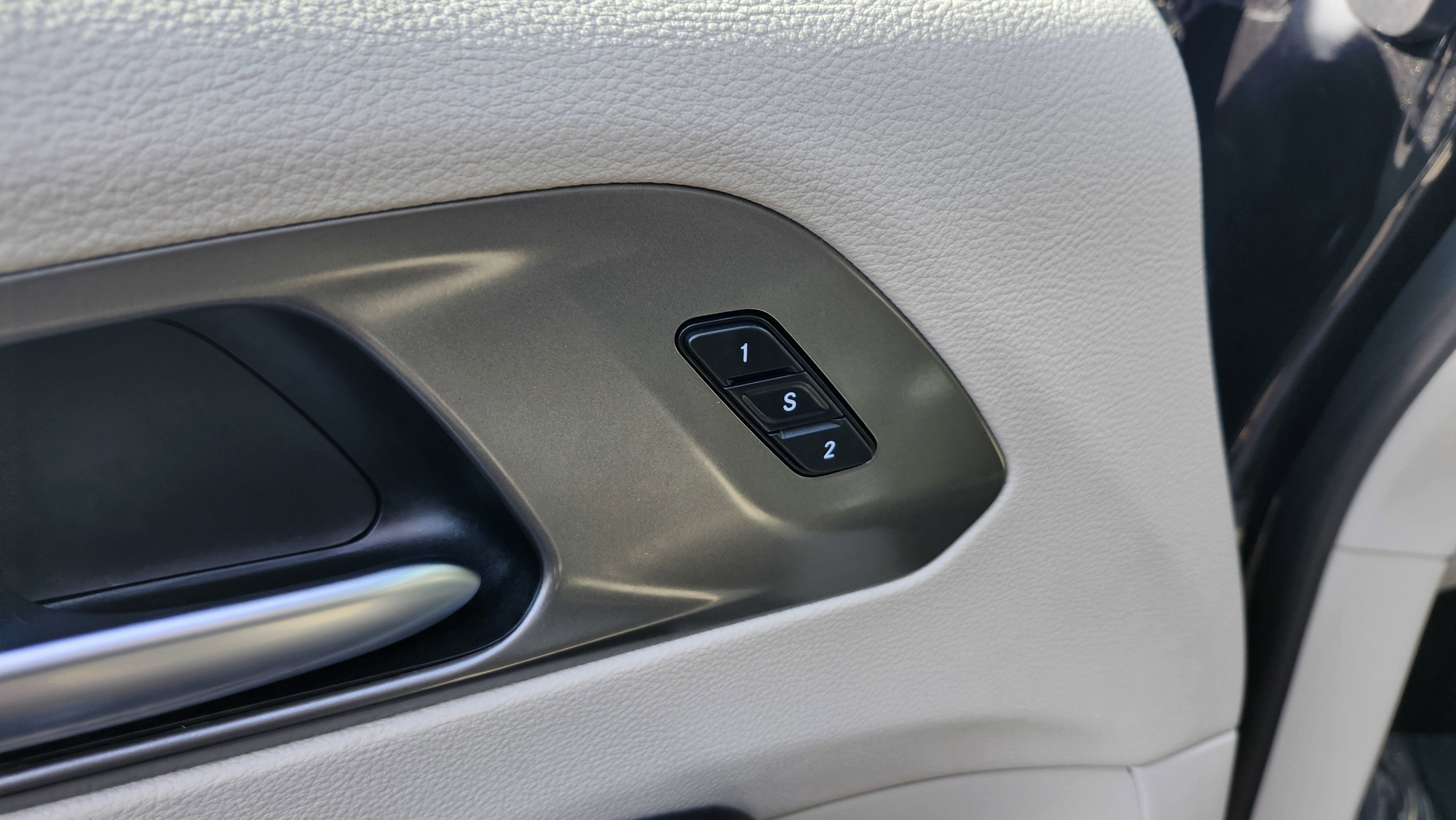 Used 2023 Chrysler Pacifica Touring-L image 26