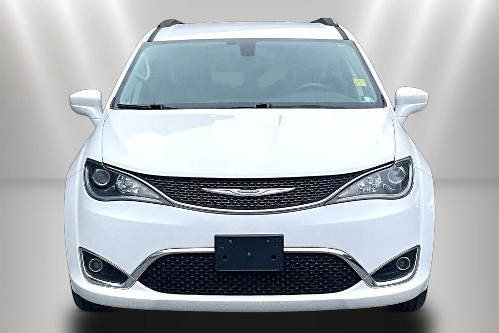 Used 2017 Chrysler Pacifica Touring-L FWD image 2