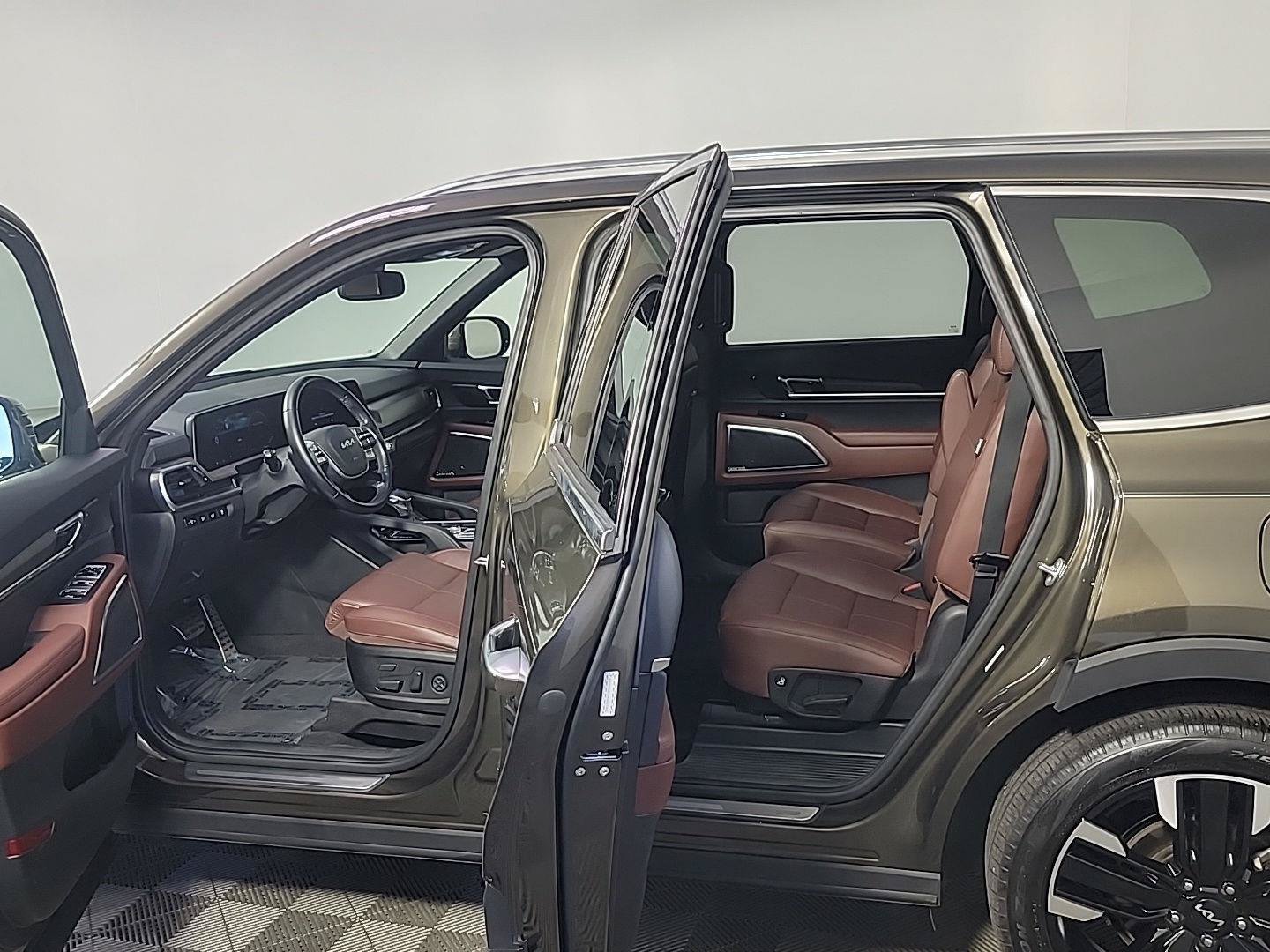 Certified 2024 Kia Telluride SX w/ Towing Package FWD image 14