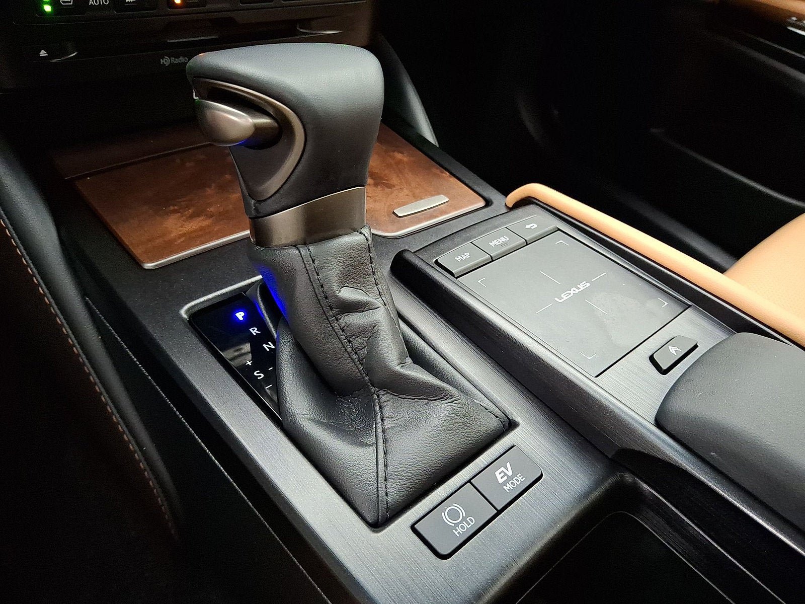 Used 2022 Lexus ES 300h w/ Luxury Package FWD image 4