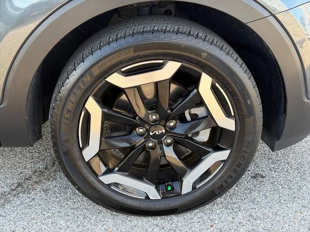 Used 2024 Kia Telluride EX w/ EX Captain's Chair Package image 7