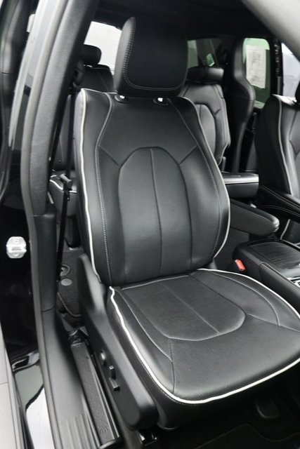 Used 2026 Chrysler Pacifica Limited FWD image 16