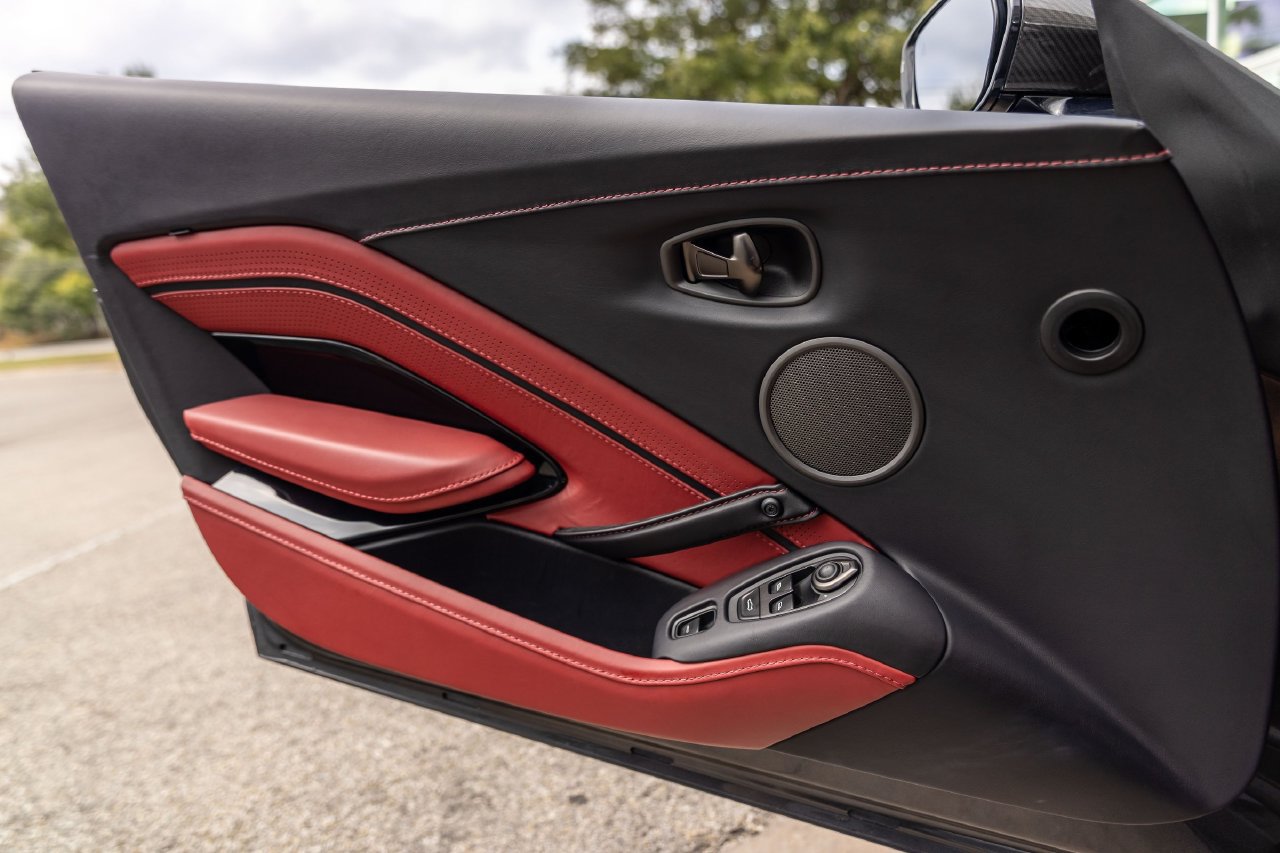 Used 2023 Aston Martin V8 Vantage Roadster RWD image 43