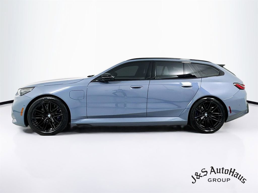 Used 2025 BMW M5 Touring w/ Executive Package image 4