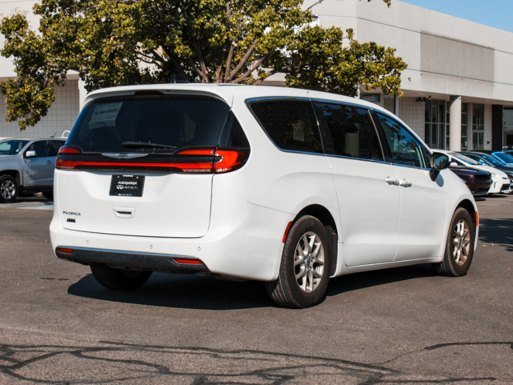 Used 2023 Chrysler Pacifica Touring-L FWD image 5
